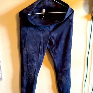 Lululemon blue-ish size 12 21’ inseam. Running leggings.